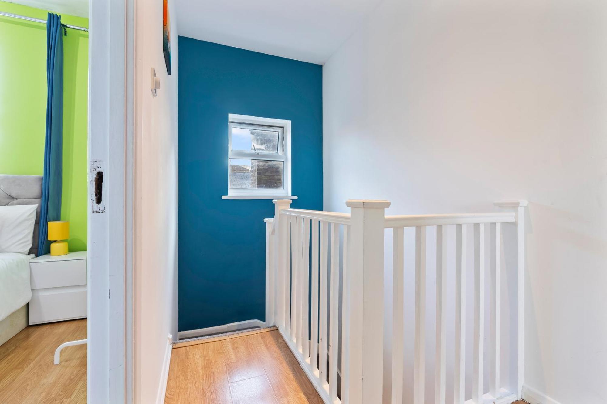 Impeccable 4-bed House In Brixton Hébergement de vacances *